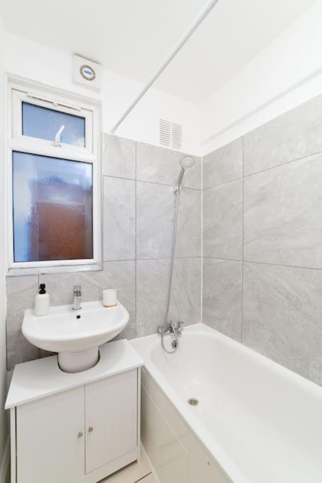 Two Bedroom Apartment By Buonomo Stays Short Lets & Serviced Accommodation In Balham With Balcony London Kültér fotó