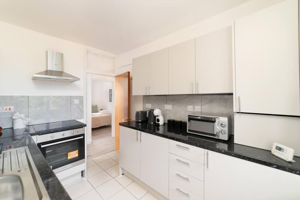 Two Bedroom Apartment By Buonomo Stays Short Lets & Serviced Accommodation In Balham With Balcony London Kültér fotó
