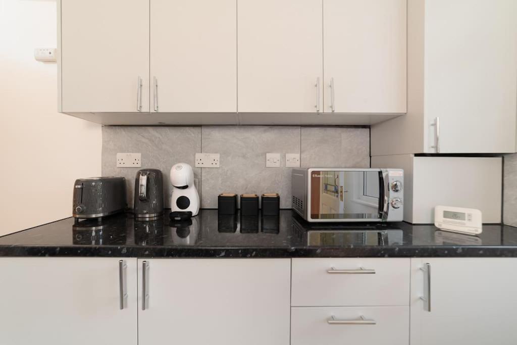 Two Bedroom Apartment By Buonomo Stays Short Lets & Serviced Accommodation In Balham With Balcony London Kültér fotó