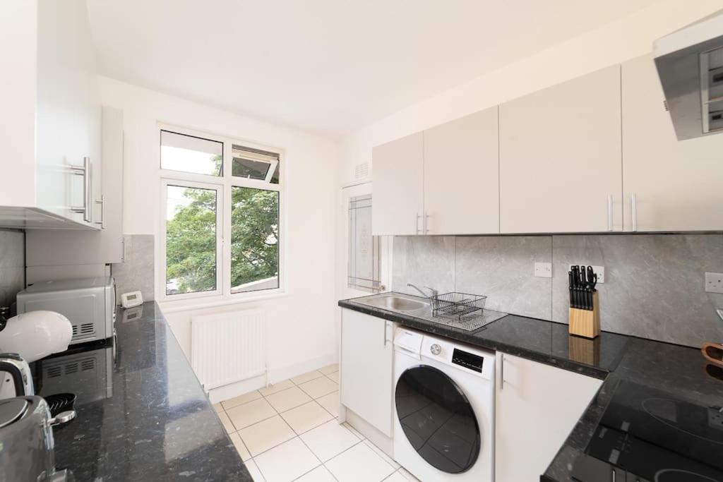 Two Bedroom Apartment By Buonomo Stays Short Lets & Serviced Accommodation In Balham With Balcony London Kültér fotó